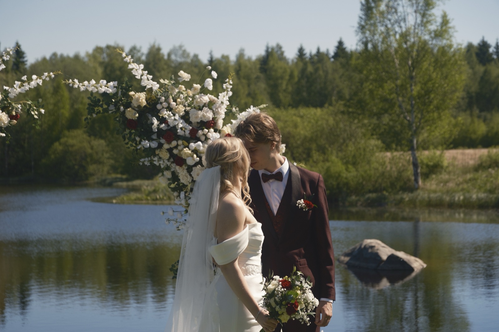 Daniel and Ester during wedding portraits in Loppi